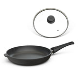 Die Bratpfanne 528 von Hoffmann mit abnehmbarem Griff und passendem Deckel ist der vielseitige Küchenhelfer für knuspriges Braten und unkompliziertes Verstauen.