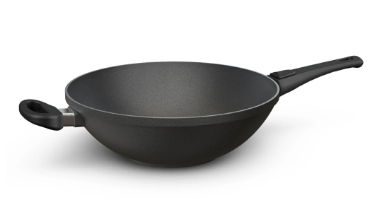 Die A6 Wokpfanne mit 32 cm Durchmesser und abnehmbarem Griff eignet sich perfekt für schonendes Garen und schnelles Anbraten – platzsparend, vielseitig und ideal für kreative Pfannengerichte.