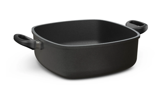Der B1 Bräter in eckiger Ausführung (28 x 28 cm) mit festen Griffen überzeugt durch seine robuste Bauweise, optimale Hitzeverteilung und komfortables Handling – ideal zum Braten, Schmoren und Überbacken.