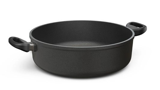 Der B2 Bräter in runder Ausführung mit 32 cm Durchmesser und 9 cm Höhe sowie festen Griffen bietet optimale Voraussetzungen zum Braten, Schmoren und Servieren – robust, geräumig und handlich zugleich.
