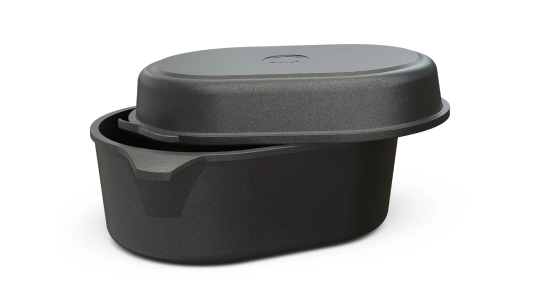 Der D2 Bräter 2-in-1 mit den Maßen 33 x 23 x 17 cm vereint Bräter und Deckel in einem funktionalen Design – ideal zum Schmoren, Braten und Servieren mit maximaler Vielseitigkeit.