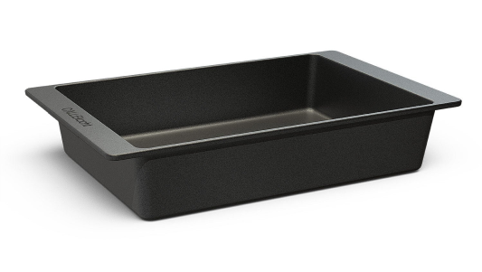 Der D4 Bräter in der Größe 41 x 26 cm, empfohlen von Callekocht, überzeugt als vielseitige Auflaufform mit großzügigem Fassungsvermögen – ideal zum Braten, Backen und stilvollen Servieren.
