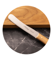 Buckelsmesser bieten zahlreiche Vorteile: Sie sind handlich, vielseitig einsetzbar und ideal für streichzarte Aufstriche sowie saubere Schnitte bei Brot und Brötchen.
