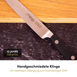 Dieses handgeschmiedete Spickmesser, made in Germany, vereint meisterhafte Handwerkskunst und höchste Präzision für außergewöhnliche Schnittergebnisse.
