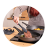 Der Hoffmann-PfannenwenderXXL ist die beste Wahl für Ihre Küche, da er dank seiner Größe und robusten Verarbeitung eine einfache Handhabung und perfekte Kontrolle beim Braten bietet.
