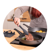 Der Hoffmann-PfannenwenderXXL ist die beste Wahl für Ihre Küche, da er dank seiner Größe und robusten Verarbeitung eine einfache Handhabung und perfekte Kontrolle beim Braten bietet.
